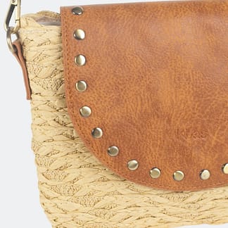 BOLSO/BANDOLERA FIBRA NATURAL CON SOLAPA Y TACHUELAS